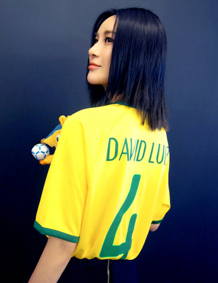 尚雯婕世界杯披巴西队服支持蓬蓬头路易斯