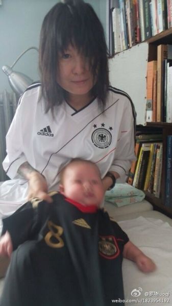 罗琦带儿子看世界杯 小小球迷支持德国