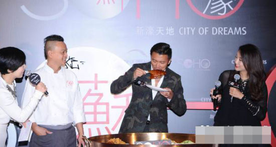 谢霆锋当众啃烧鹅腿 曝高圆圆爱吃鸡