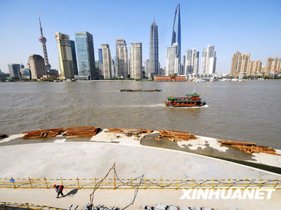 6月25日拍摄的改造建设中的上海十六铺码头亲水平台。新华社发（钮一新 摄）