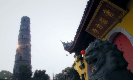 青龙寺青龙寺是座落于上海市青浦区白鹤镇东部的一座佛教寺院.