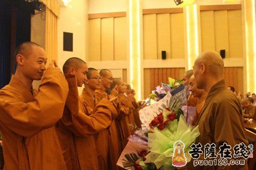 毕业学僧代表向法师们敬献鲜花 