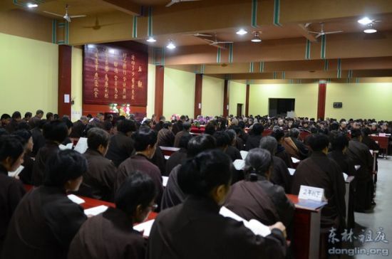 参加弘法人才班的部分学员已受在家菩萨戒，11月2日适逢半月诵戒之日。晚上六点半，菩萨戒居士集体在新五观堂诵戒。