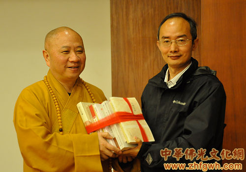 北京师范大学哲学与社会学院徐文明教授向广东佛学院赠送作品