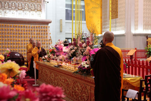 法门寺景区举办传灯法会千余信徒燃灯祈福