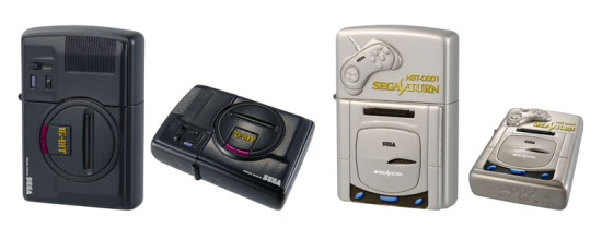 「No.1 MEGA DRIVE 款式」(左)与「No.2 SEGA SATURN 款式」(右) 「No.1 MEGA DRIVE 款式」(左)与「No.2 SEGA SATURN 款式」(右)