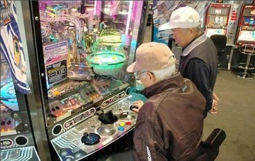 街机厅成为日本老年人娱乐聚会新选择_电视游戏