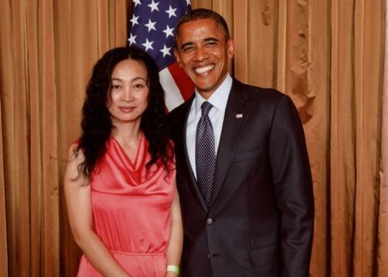 奥巴马会见游戏蜗牛美国子公司总裁 受赠九阴真经游戏光盘礼包 奥巴马会见游戏蜗牛美国子公司总裁 受赠九阴真经游戏光盘礼包