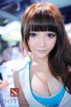 屌丝们能专心gank吗?<em>爆乳美女</em>助阵DOTA2比赛