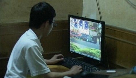 而且对父亲的情况不闻不问,始终坐在电脑前淡定的玩着游戏