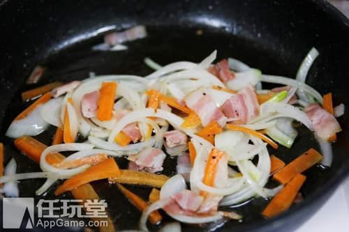 接着用平底锅拌炒洋葱、胡萝卜、培根等食材