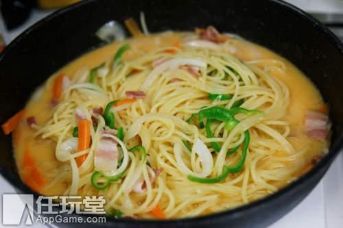 再加入青椒以及意大利面稍微翻炒,就可以准备完成了! 再加入青椒以及意大利面稍微翻炒,就可以准备完成了!