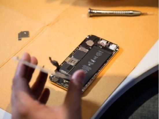 一部24K黄金版iPhone 6的诞生过程