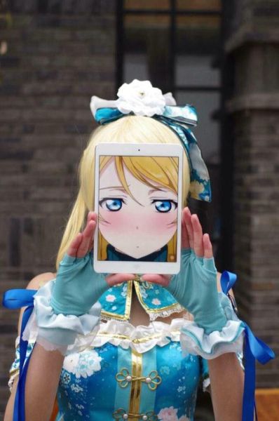 脑洞大开 日少女借iPad完美COS游戏人物_电