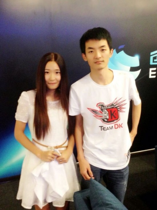 DOTA2美女玩家自爆 ACE现场与DK明星合影