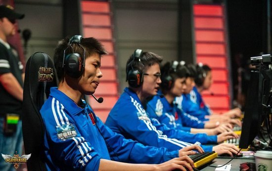 《英雄联盟》超跑马拉松在京举行_电子竞技