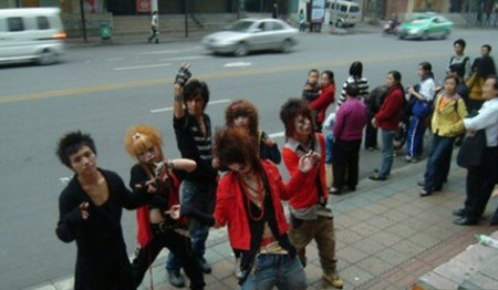 日本街拍惊现90后非主流亮瞎你的双眼