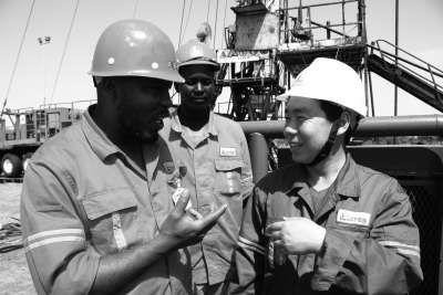  中国石化集团公司苏丹钻井队员工与当地雇员进行交流