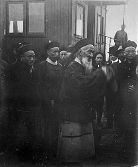 1903年京汉铁路 张之洞下火车官员迎接场面 1903年京汉铁路 张之洞下火车官员迎接场面