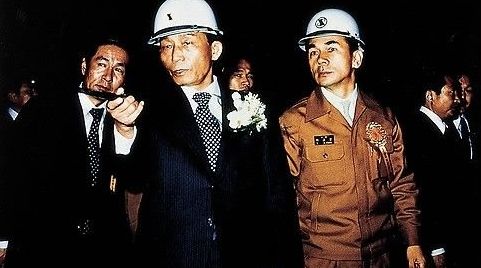 朴正熙(左)