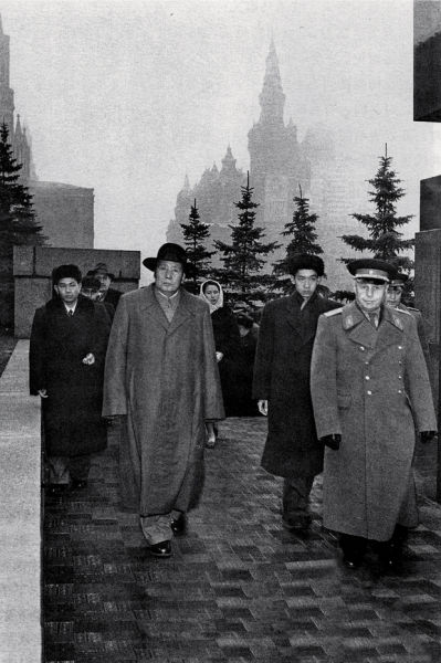 1957年11月5日下午，毛泽东率代表团在克里姆林宫警卫局局长扎哈洛夫少将的陪同下，到红场瞻仰列宁墓并敬献花圈。毛泽东左侧是翻译阎明复。
