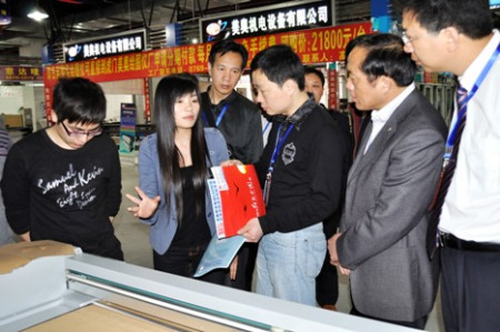 南通如东县政府考察团考察虎门国际服装机械城