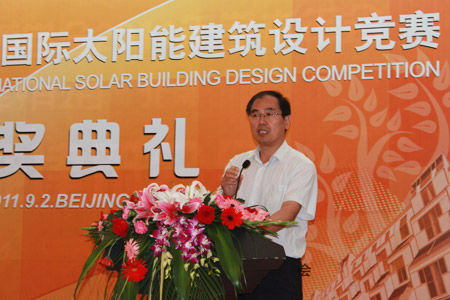 图为住建部建筑节能和科技司副司长韩爱兴先生