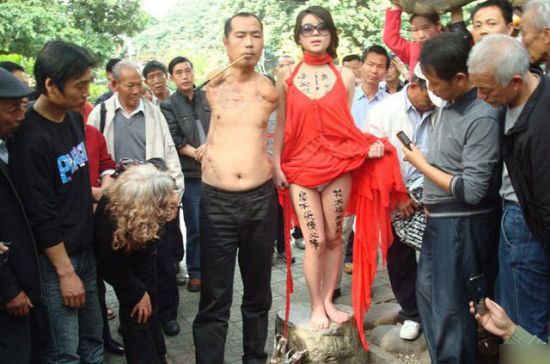 香港<em>90后美少女</em>三用<em>身体</em>抗议高房价_置业维权