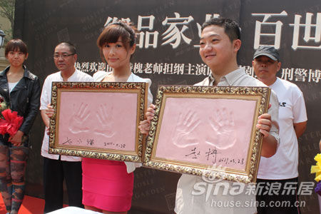 演员赵小熠与制片人赵博按手模