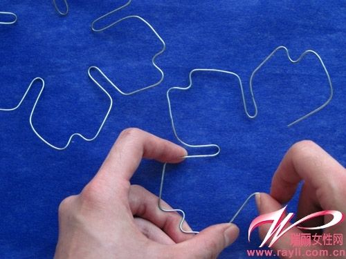 可用钳子)将细铁丝弯出桃