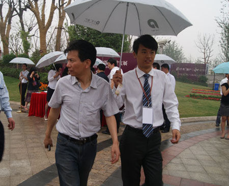 工作人员带领参观兽首-图片版权归原作者所有 工作人员带领参观兽首-图片版权归原作者所有