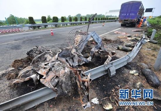 湖北省仙桃市车祸两车翻出护栏起火原因尚不明