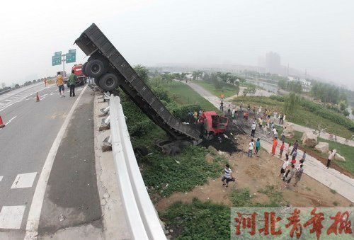 石家庄高速桥发生一起车祸案 大货车冲下高速