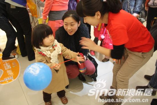 美吉姆老师给小朋友送上气球