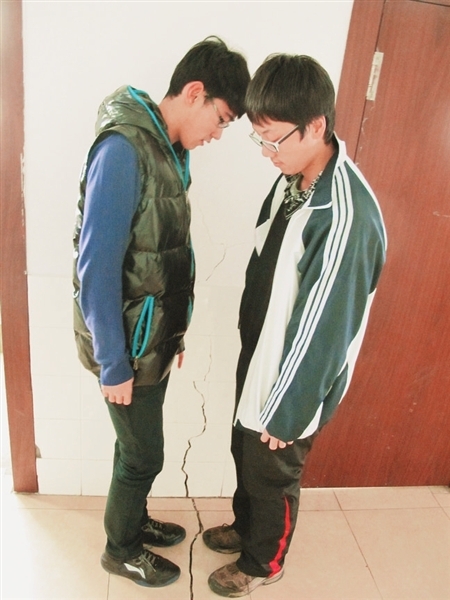 大庆28中出现裂缝楼 学生安全存隐患_土地市