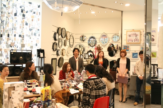 左起:副总经理广濑史先生 伊势丹店店长俞振珍女士 新天地店店长韦