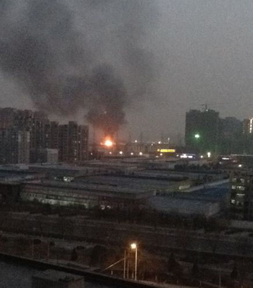 郑州市凤凰城建材市场失火 幸无人伤亡