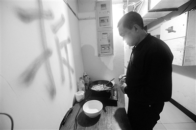 租户直接在通道内做饭,热锅旁边就是地下室的电闸 摄/记者 杨益 租户直接在通道内做饭,热锅旁边就是地下室的电闸 摄/记者 杨益