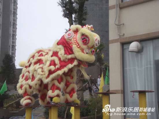 为了营造活动氛围,主办方特意从广州请来醒狮队来表演高难度的精彩节目,并在营销中心里面也搭建了漂亮的舞台。伴随着欢快抒情的歌曲音乐,以及神奇的魔术表演,现场氛围越来越热烈。而期间免费参加野人谷漂流的抽奖活动,更是将活动推向了高潮。 醒狮队表演