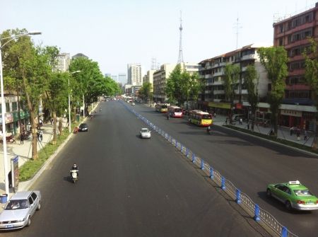 全线贯通后的蜀都大道路面更加平坦宽阔。刘鹏摄 全线贯通后的蜀都大道路面更加平坦宽阔。刘鹏摄