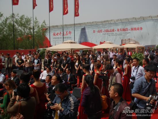 4月28日新乡各界人士济济一堂 嘉亿东方明珠火