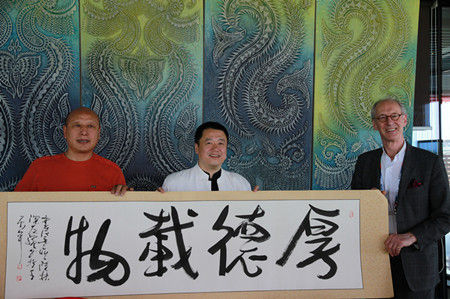 霍金斯先生与呈辉公司董事长陈辉先生及艺术家代表合影