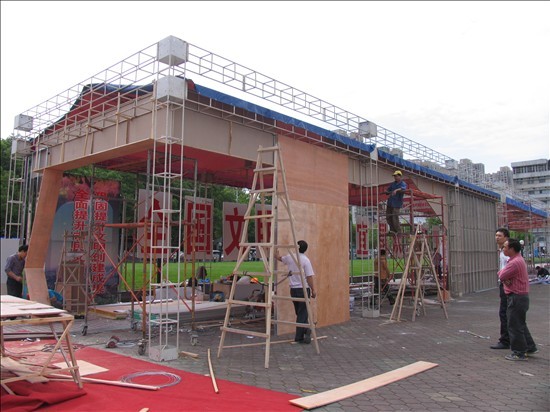 2012宜昌春季房产交易会展棚搭建工作正在进