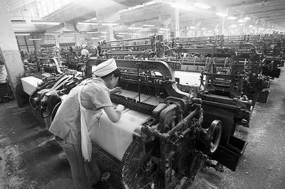 图为棉纺厂女工在工作