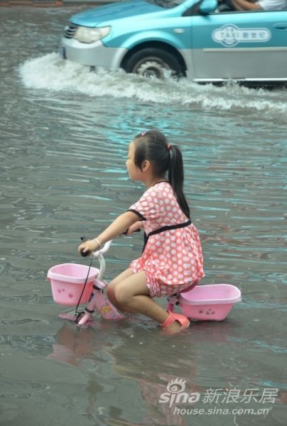 天津暴雨:水中童车 天津暴雨:水中童车