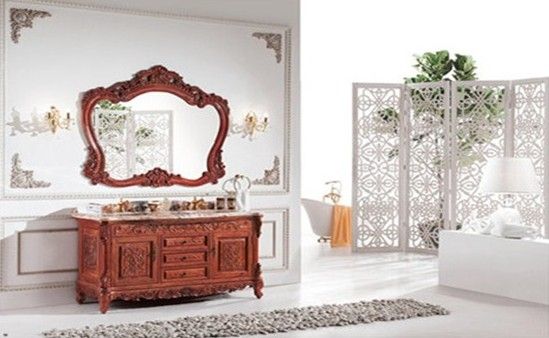 雕花屏风的中式韵味与欧式浴室柜相映成辉，打造唯美浴室空间
