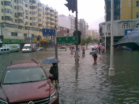 布拉万台风强袭哈尔滨 暴雨过后检验房屋质量