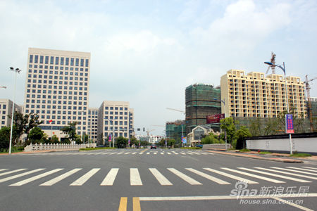 平江怡景与姑苏区办公大楼仅一街之隔