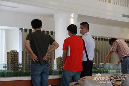 并非周末但售楼处看房的客户不少 并非周末但售楼处看房的客户不少