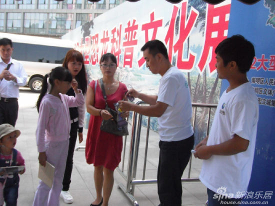 志愿者:为参观恐龙展的游客服务很有意义_企业